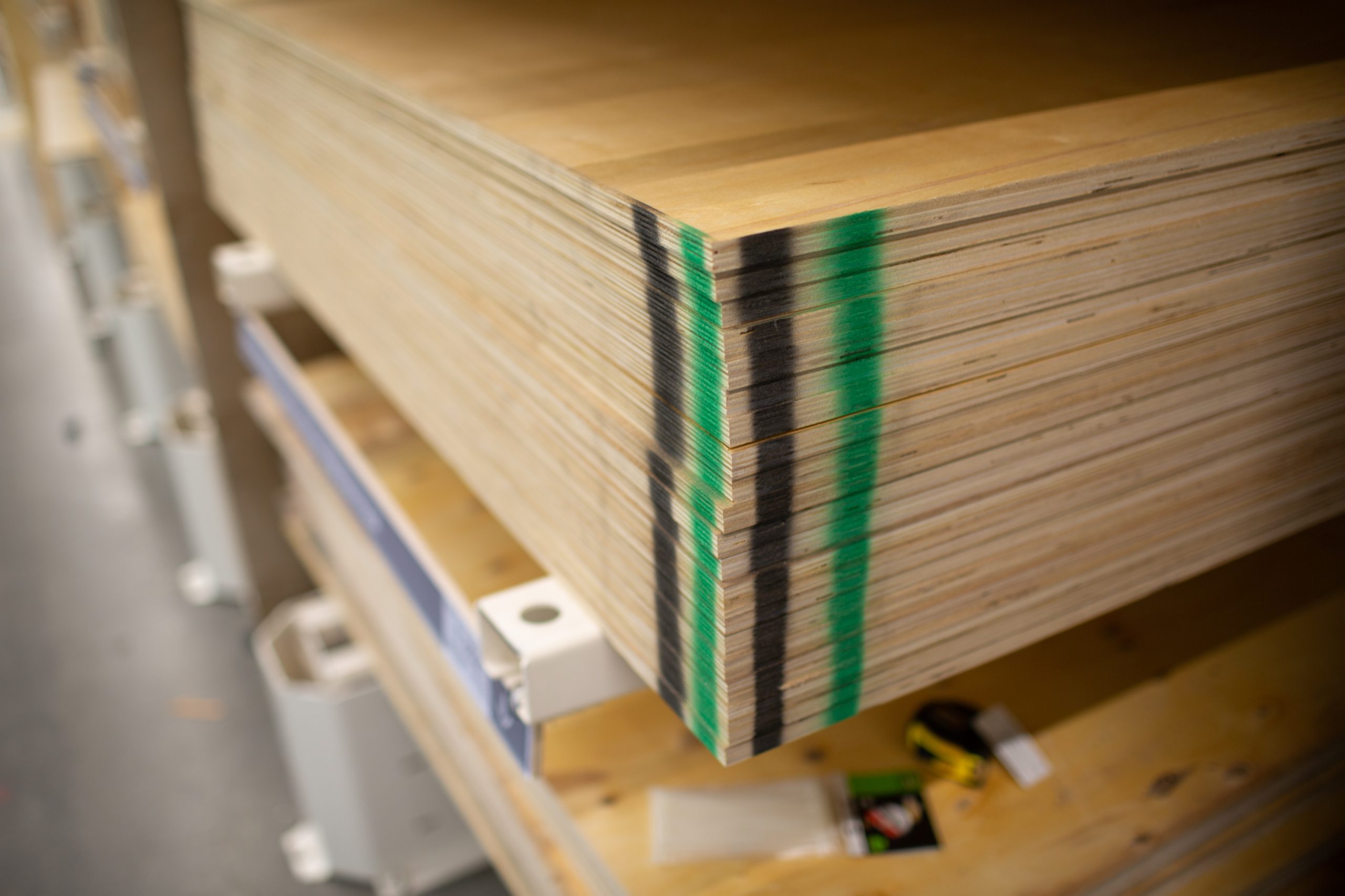 Plywood of different sizes in the store shelf.